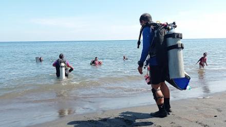 Puluhan Penyelam Luar Daerah Lakukan Clean-Up Underwater Rayakan HUT Desa Samba Ke-22  